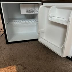 Mini fridge with freezer
