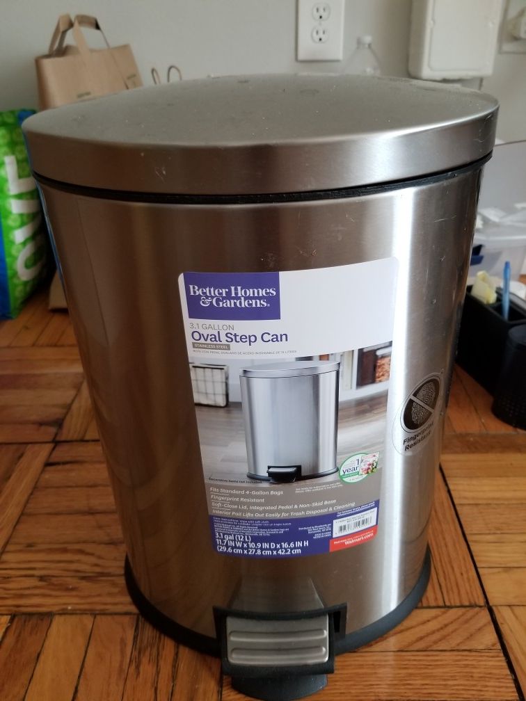 3.1 Gallon Trash Can MUST GO