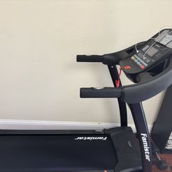 Treadmill 5.1 HP Folding Treadmill Steady ( Almost New)