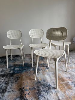 Bundle of 4 plastic chairs