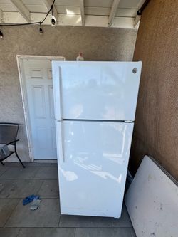 GE 18 Cu. Ft. Top Freezer Refrigerator – Clean & Works Great