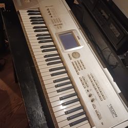 KORG TRITON STUDIO Music Work Station.