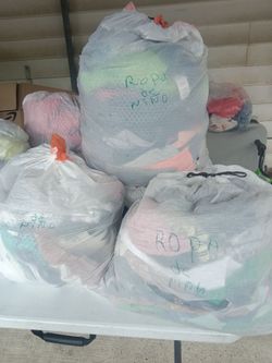 Ropa de niña,niño, mujer y una bolsa de peluches