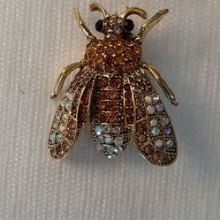Sparkling bee shaped brooch or scarf clip 