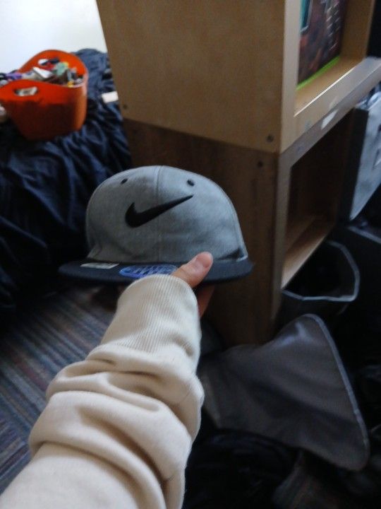 Nike snap back hat