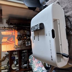 Epson Home Cinema 5040UB 4K PRO-UHD Projector with Advanced 3-Chip Design with remote. 298 Lamp hours. Projector is in an excellent working condition.