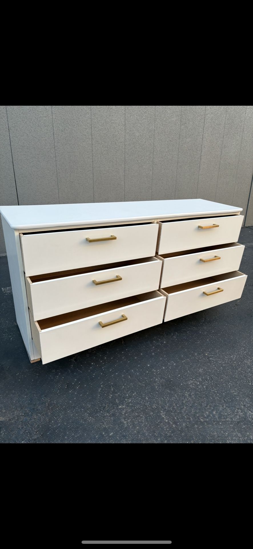 BEAUTIFUL WHITE 6 DRAWER DRESSER WITH GOLD KNOBS💫