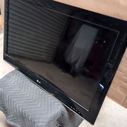 Lg 32" Tv With Wall Mount