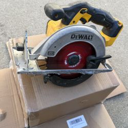 Used 6 1/2 Circular Saw Dewalt 20v (tool Only)