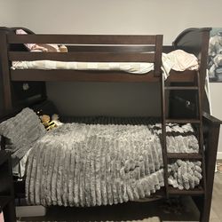 🛏️ Full/Twin Bunk Bed – Gently Used – Twin Mattress Included! 💤