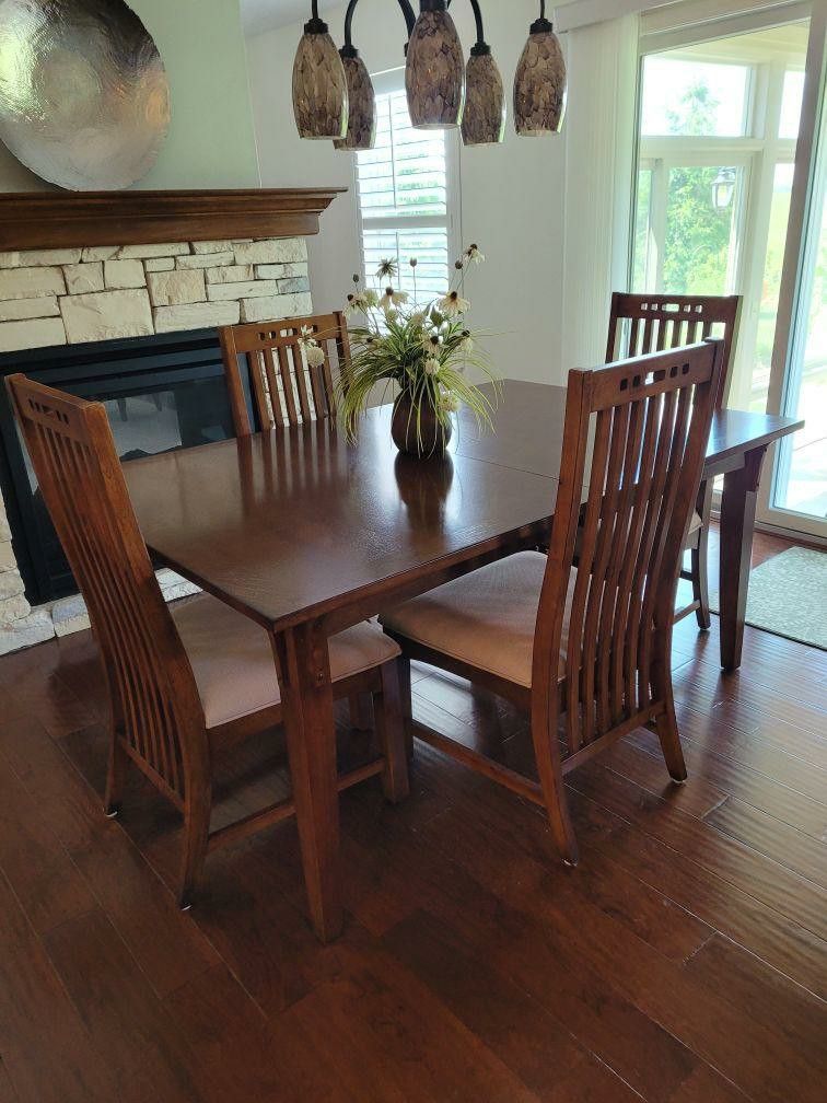 Broyhill Dining Table & 6 Chairs