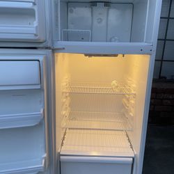 Refrigerador chico blanco.