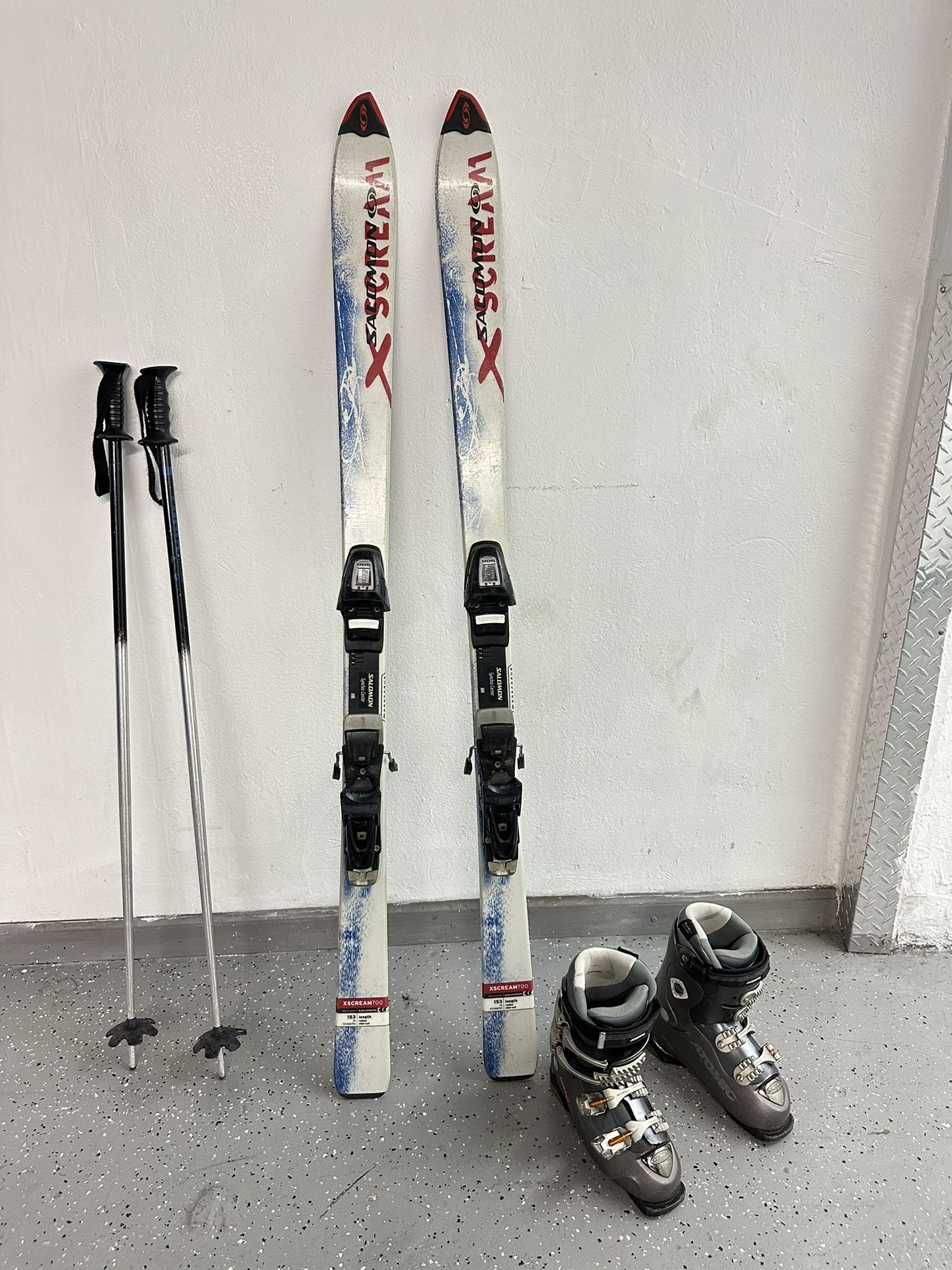 Vintage Women’s Skiing Equipment