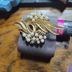 Vintage Trifari broach