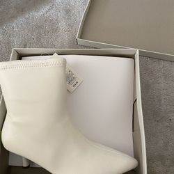 New With Tags Women’s Side Zip Boots Size 8