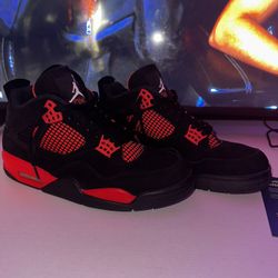JORDAN 4 RED THUNDERS SIZE 11 (BARELY USED AND 100% AUTHENTIC)