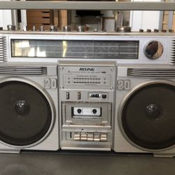Vintage old school Boombox Rising 20/20