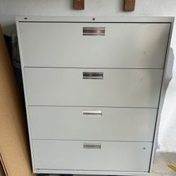 File Cabinet 3 Drawer Like New.