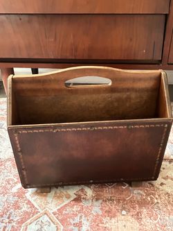 VINTAGE WOODEN MAGAZINE RACK