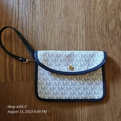 EUC Michael Kors Envelope Wallet Wristlet Clutch
