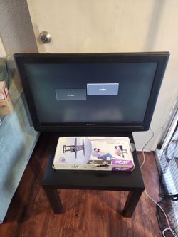 32" Inch LCD TV Dynex With Brand New Wall Mount