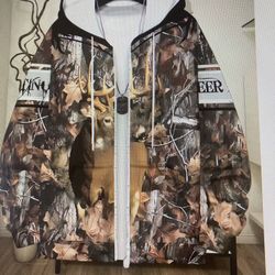 Men’s Camouflage Deer Print Jacket With Hood And Pockets. Size XL