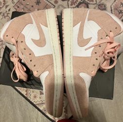 Nike Air Jordan 1 Mid SE in the White/Sail/Legend Pink in great condition! 
