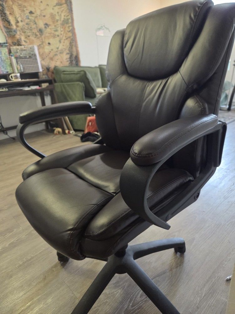 OFFICE CHAIR