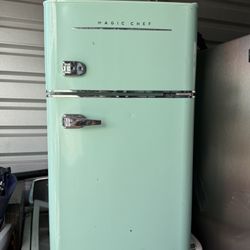 Magic Chef Mini fridge 