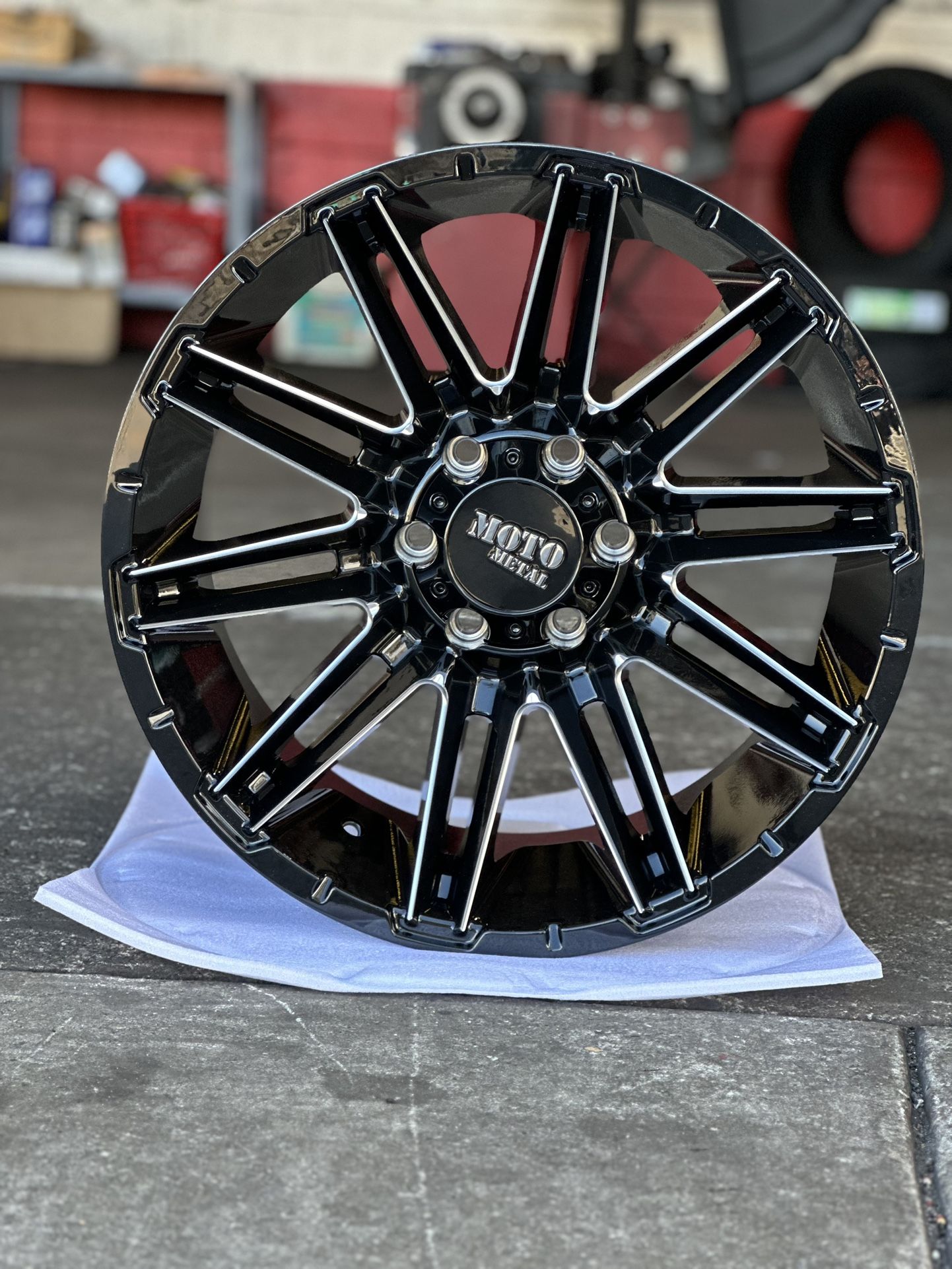 moto metal MO998 20x10 6x139.7 -18 gloss black with 33x12.50R20 mud tires available we finance