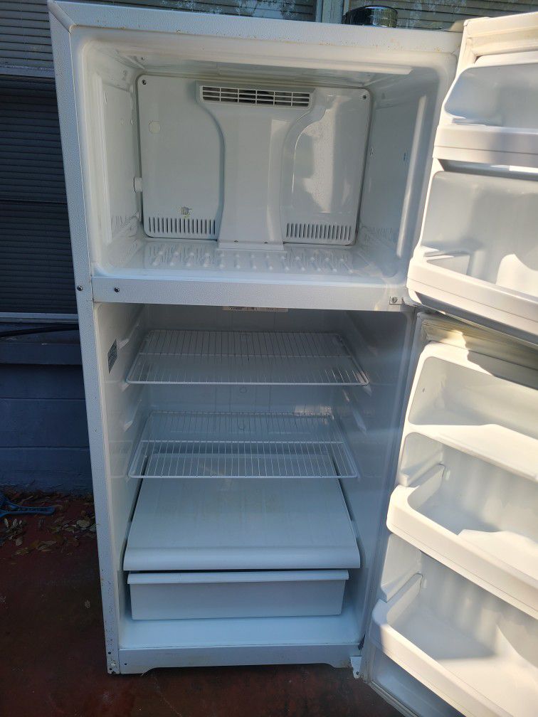 Americana Refrigerator/5and 1/2 By 28...Good for second Fridge/or Apartment 