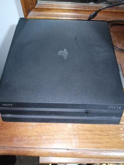 Play Station 4 With two controllers, two movies and four games