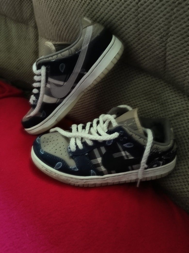 ****Nike- SB DUNK LOW -TRAVIS SCOTT SNEAKERS****