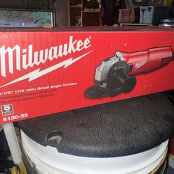 Milwaukee 4-1/2" (115 mm) Small Angle Grinder