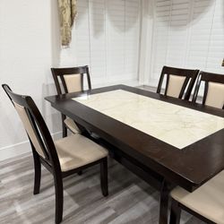Kitchen table and 5 chairs 