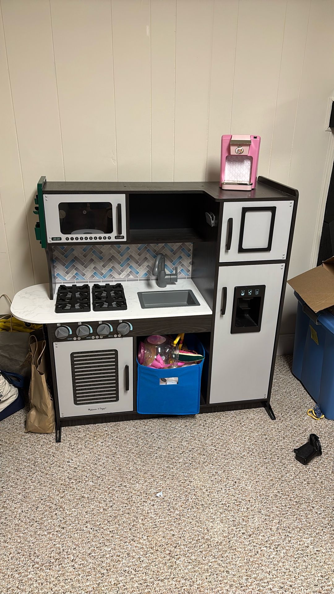 Toy Kitchen and Supplies (Melissa & Doug)