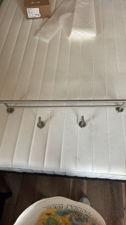 Set of towel bar and hooks.