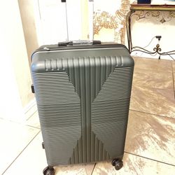 🧳 28” Large Premium Hardshell Luggage – Dark Green 📍 Pickup: near IKEA (S. Durango / 215)  Brand new large checked-in luggage with a sleek dark gree