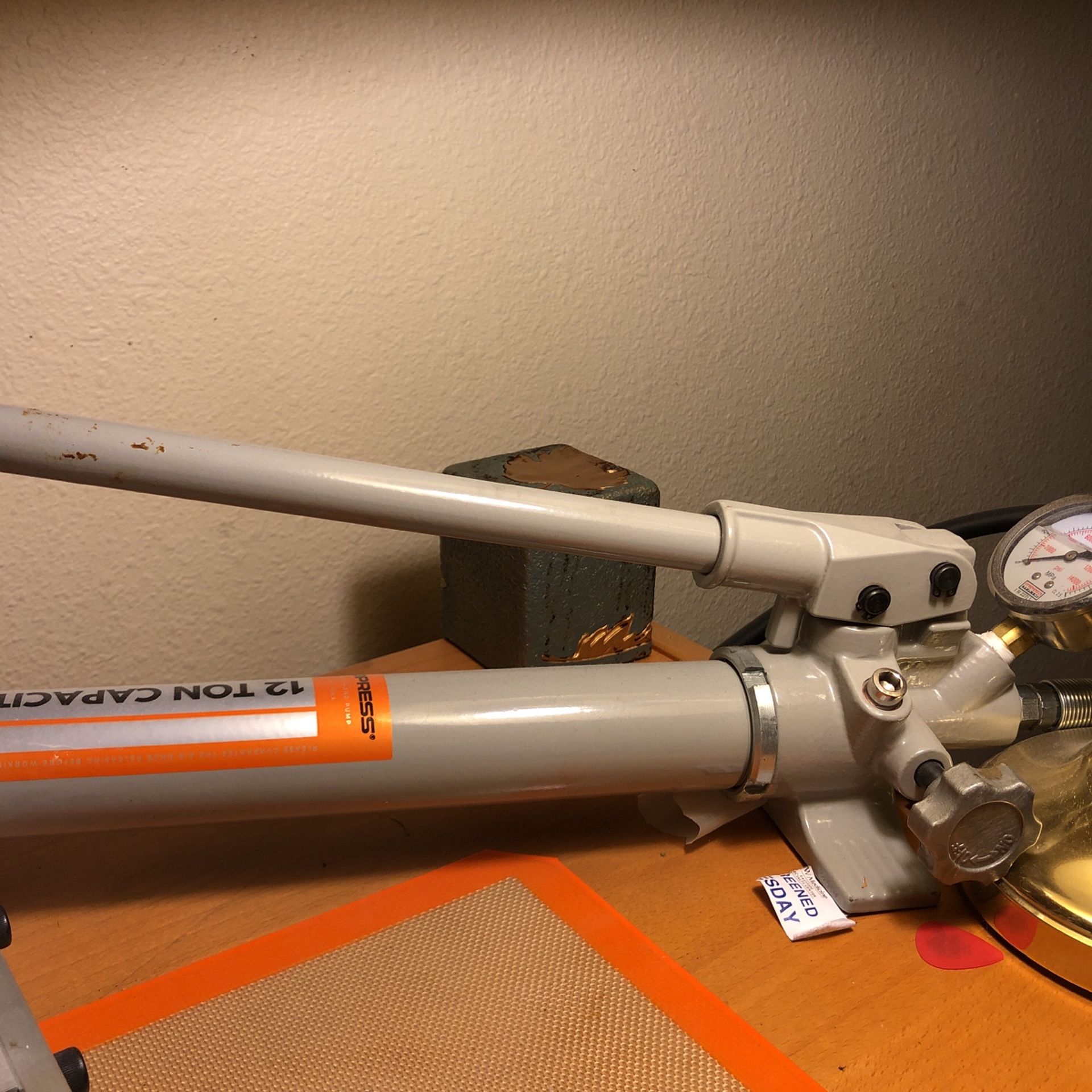 10 Ton Dabpress With Hand Pump Like New