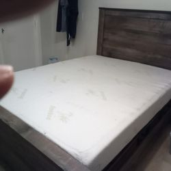 Very nice full bed frame and mattress!