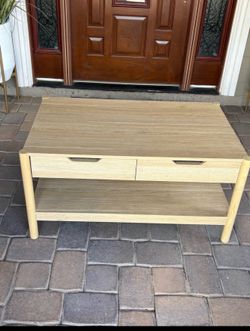 Light wood coffee table with 2 drawers