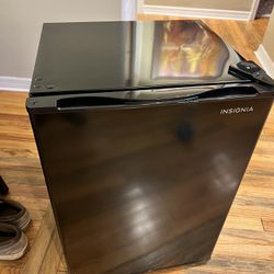 Insignia 2.6CU Mini-Fridge