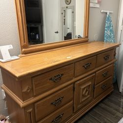 Solid Wood Queen Size Bedroom Set With Nightstands and lamps