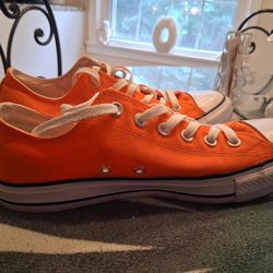CHUCK TAYLOR  ALL STAR CONVERSE SNEAKERS...NEON 🍊  SIZE 8  Men....10 Women
