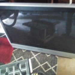 Panasonic 40-in Plasma TV Excellent Condition Works Fine No Remote 50 Bucks
