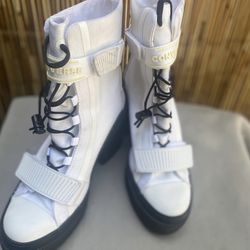 Converse Woman Boots Size 8.5