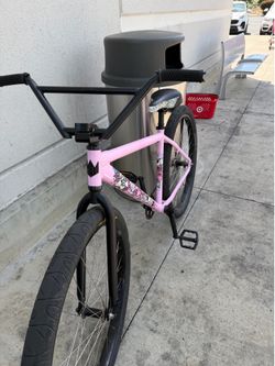 Throne Pink Chad ( lmk cash offers or traded w cash on top!!)