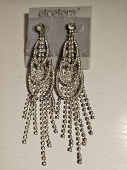 $35 🎀 Silver-tone rhinestone chandelier earrings from the brand Etcetera.