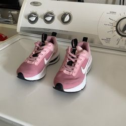 Tenis de niña   origuinales  solo  una vez  seusaron  $ 40 dls