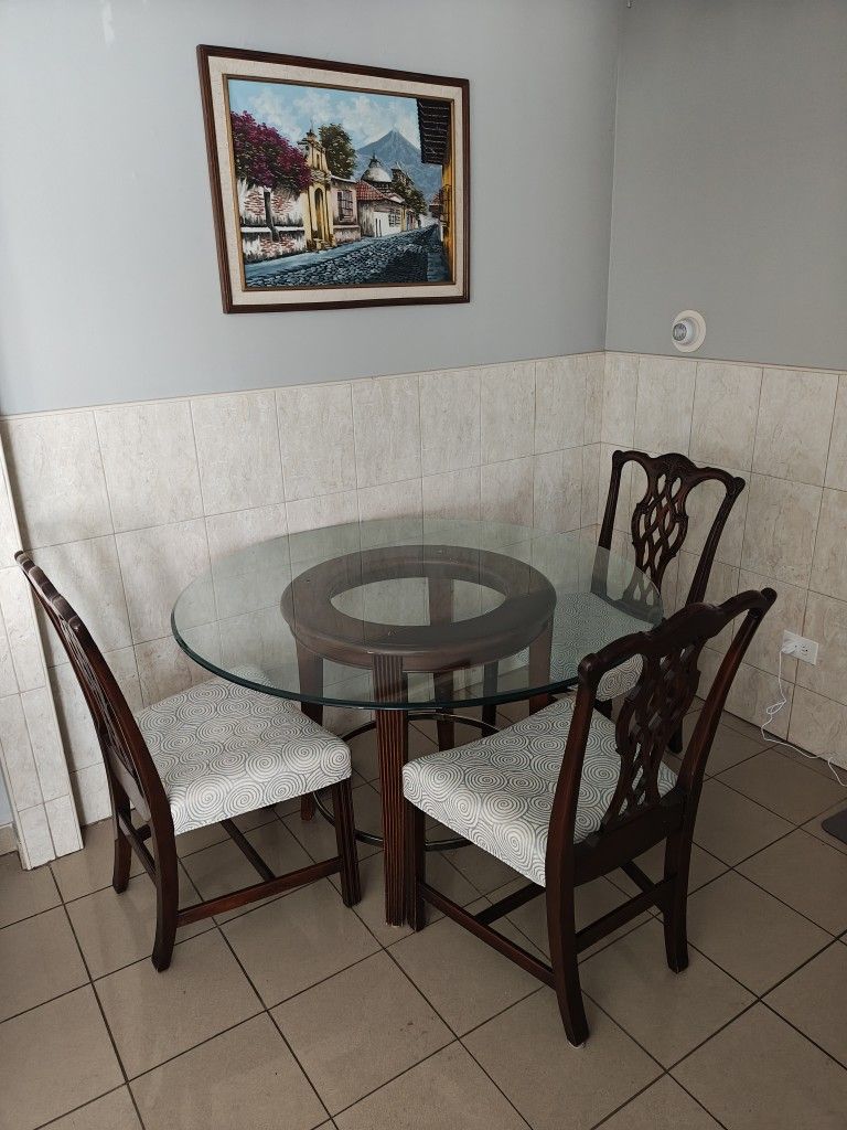 Round Dinning Table